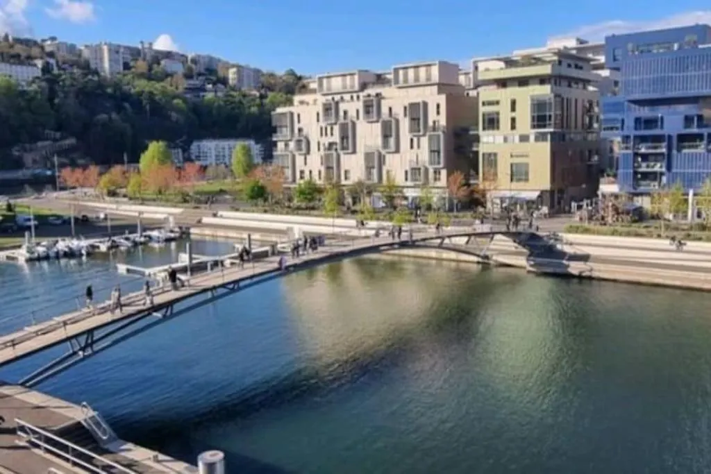 Appartement Dans Peniche Atypique Et Idyllique A Confluence Lyon Botel